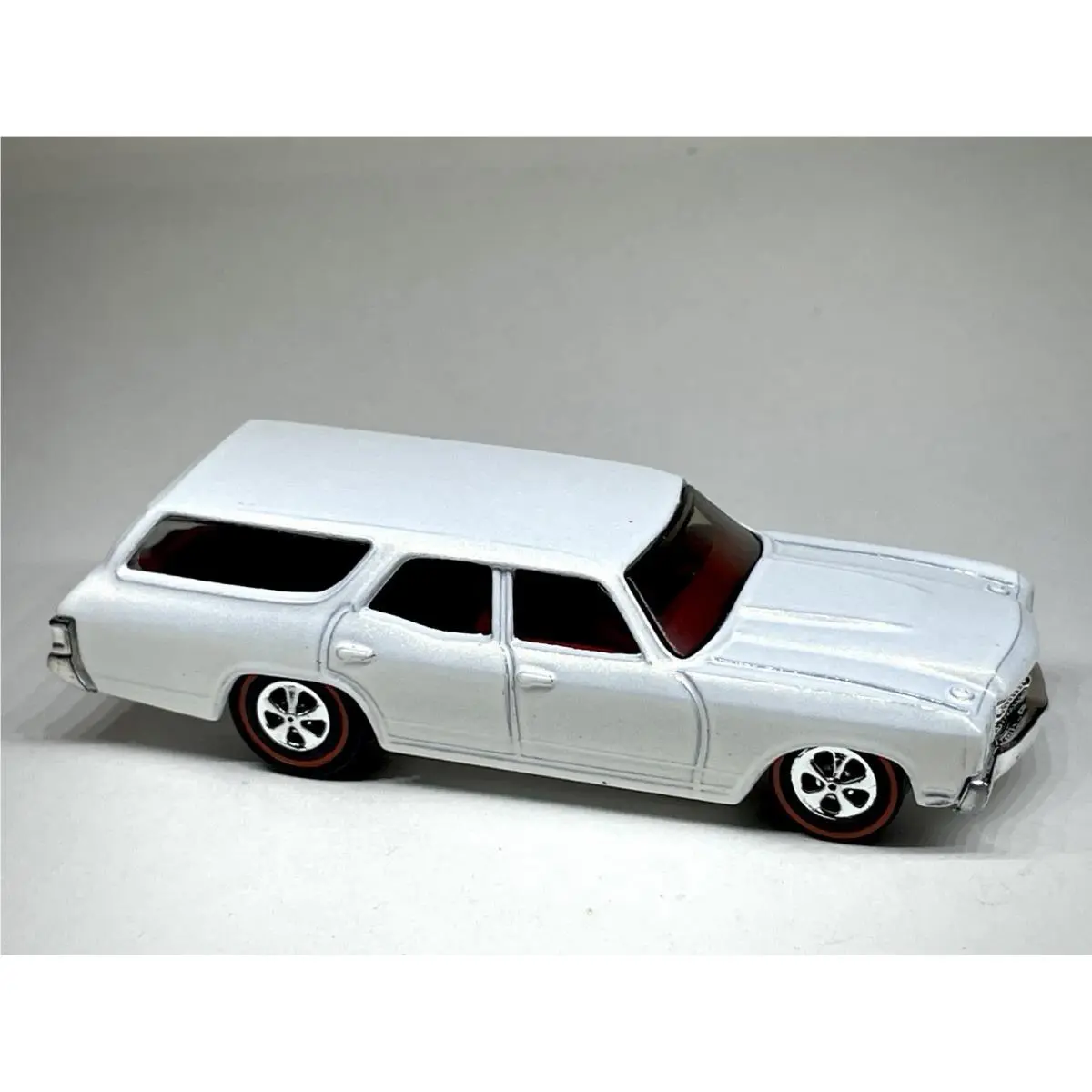 Hot Wheels Custom Made Redline ‘70 Chevelle Wagon Diecast 1:64