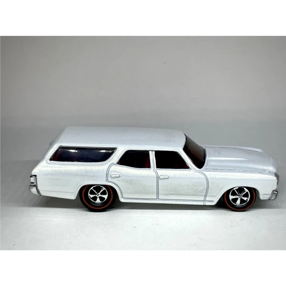 Hot Wheels Custom Made Redline ‘70 Chevelle Wagon Diecast 1:64