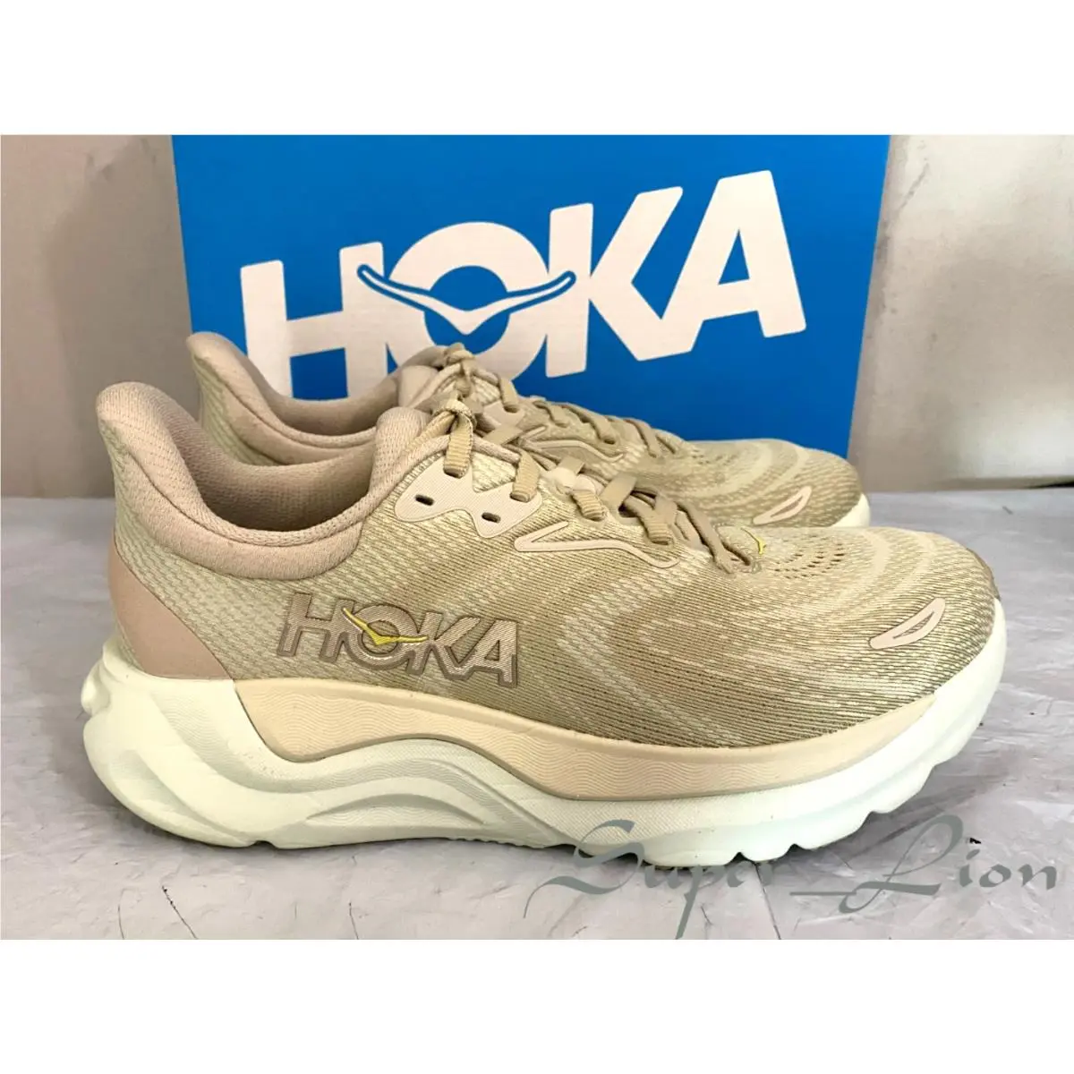 Hoka One One Women`s Arahi 8 Trail Running Shoes - Size 7.5 Oyster Mushroom