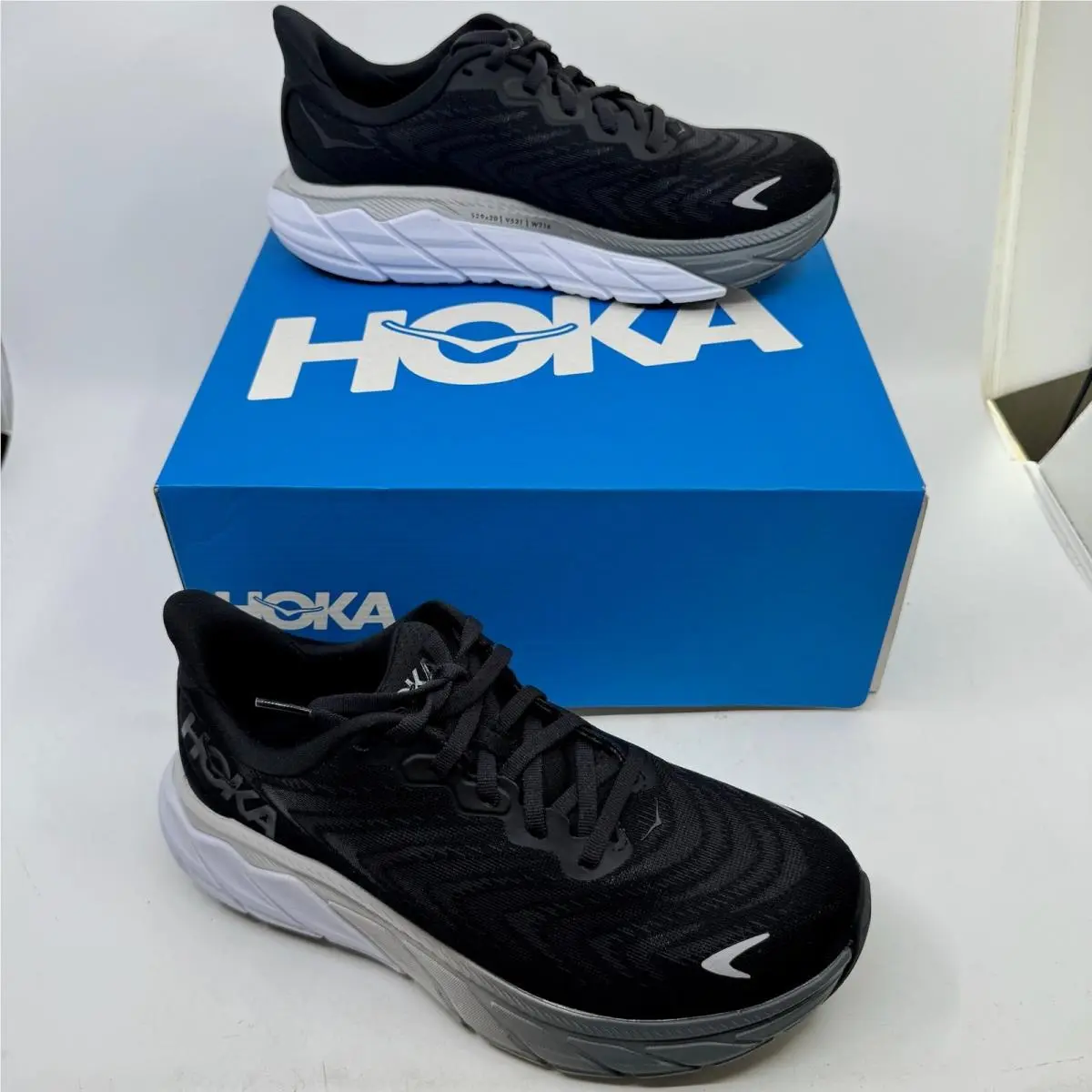 Hoka Arahi 6 Running Shoes in Black White - Size 7D