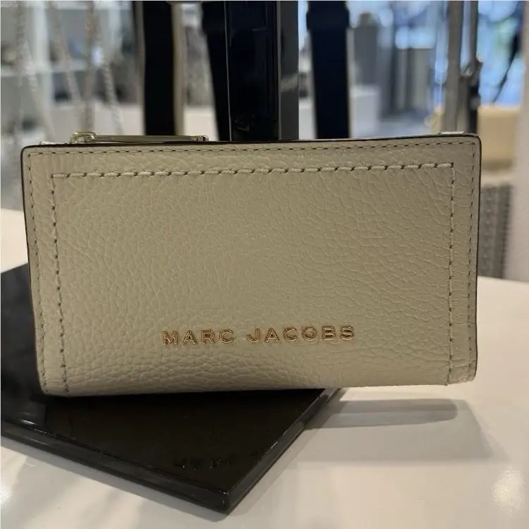 Marc Jacobs Cow Leather Slim Wallet - Marshmallow