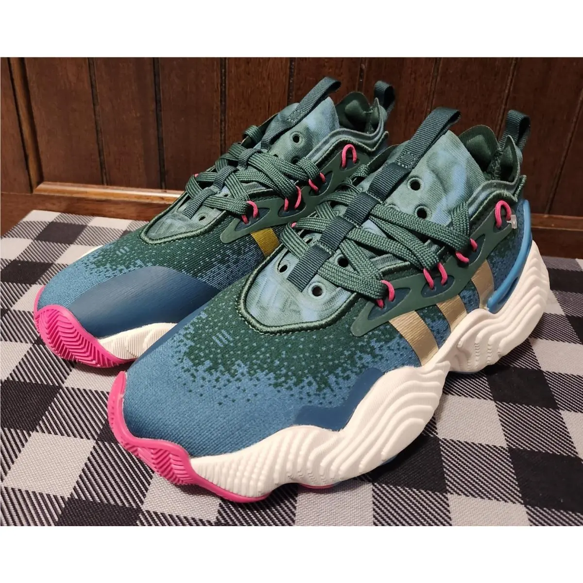 Adidas shoes - TRAE YOUNG ADIDAS 3 - TRAE YOUNG - DARK GREEN/GOLDMT/ARCFUS 5