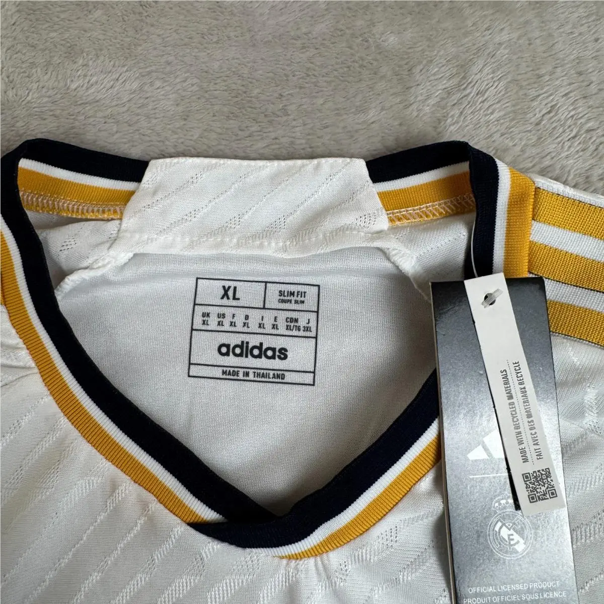 Adidas clothing - White (UPC: 4050267106256) 1