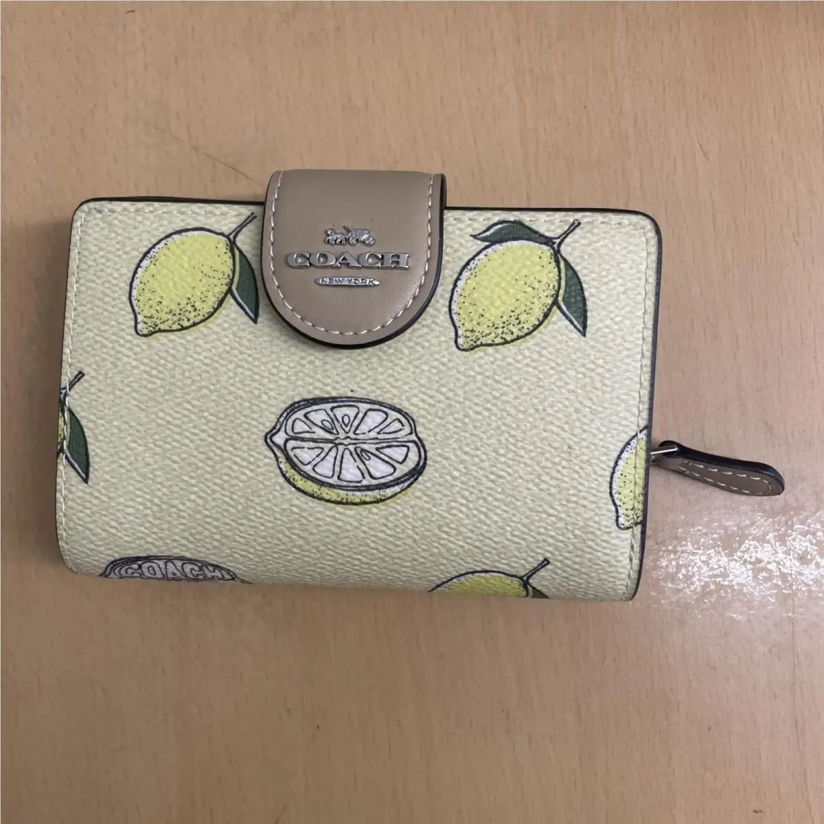 Coach Outlet Medium Corner Zip Wallet Lemon Print CAP02 Svxuc Garden Glade