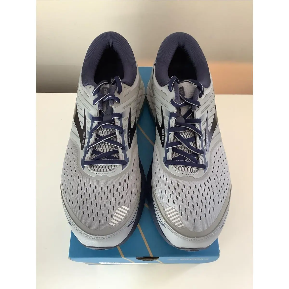 Brooks shoes - Brooks Beast - Beast - Gray 3