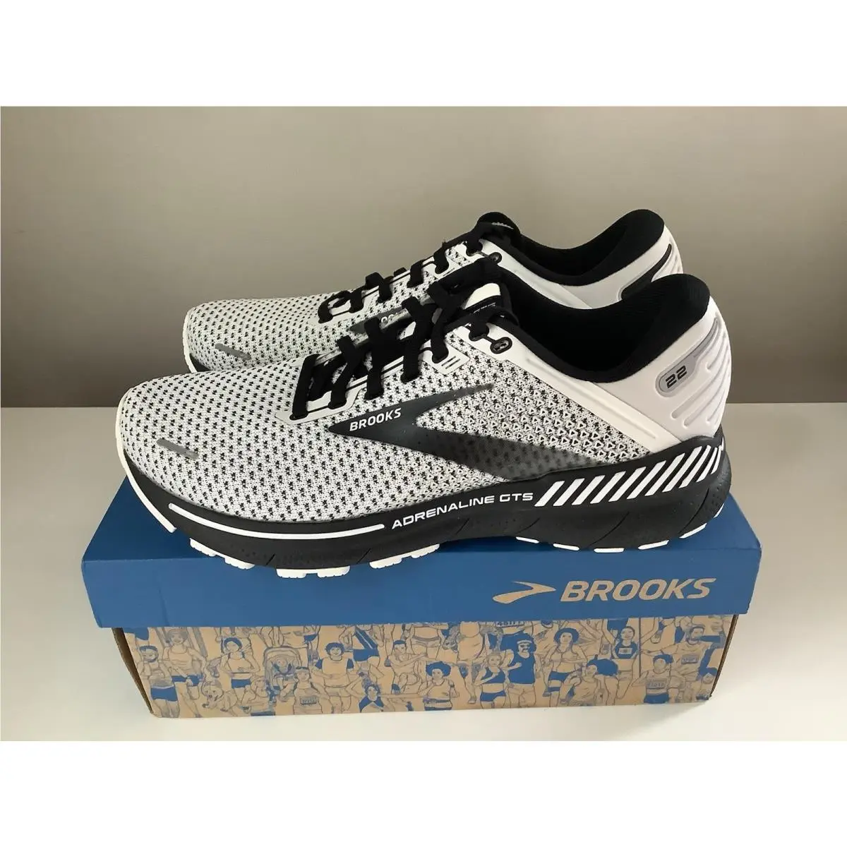 Brooks Adrenaline Gts 22 Women`s Running Shoes - White/black - Sz 9