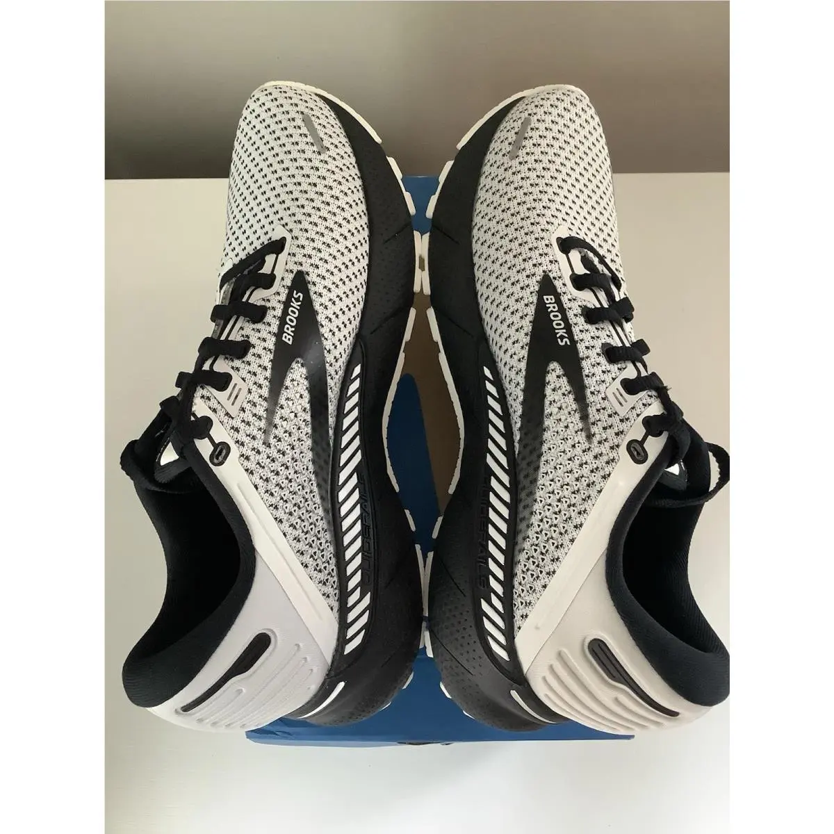 Brooks shoes - Brooks Adrenaline GTS 22 - Adrenaline GTS - White 1