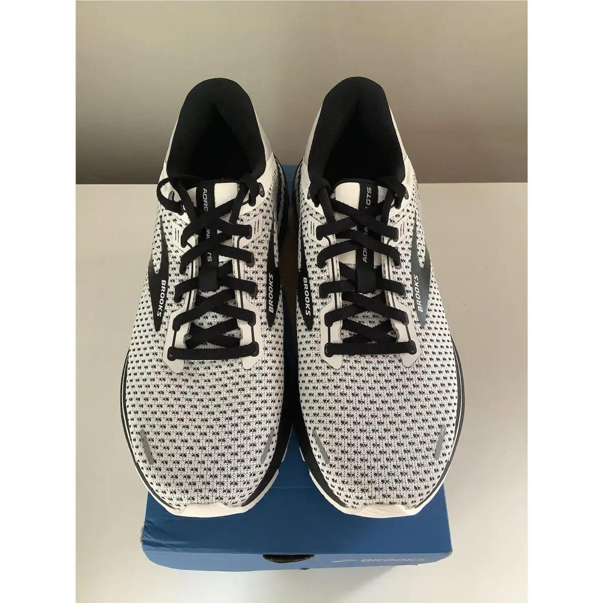Brooks shoes - Brooks Adrenaline GTS 22 - Adrenaline GTS - White 2
