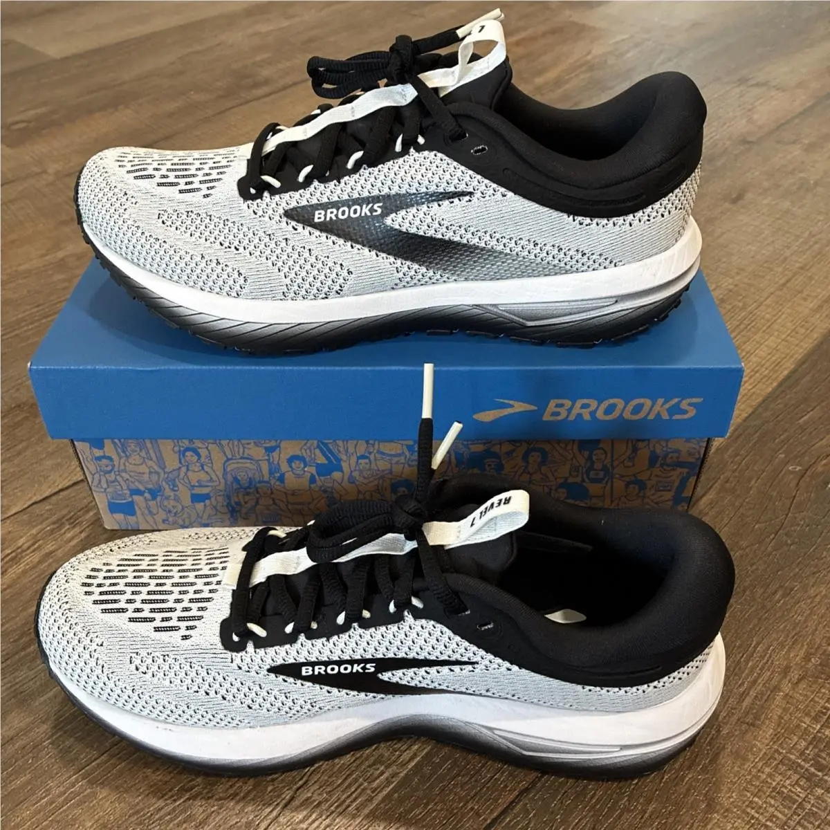 Brooks Revel 7 Women`s Size 10 Running Shoes Sneakers Black White 120424 1B 121
