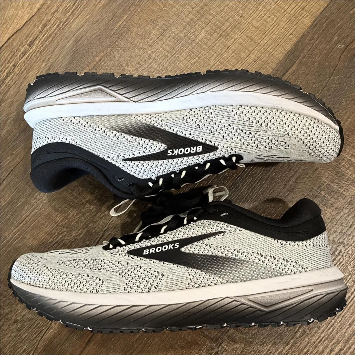 Brooks shoes - Brooks Revel - Revel - 120424 1b 121 - Black 1