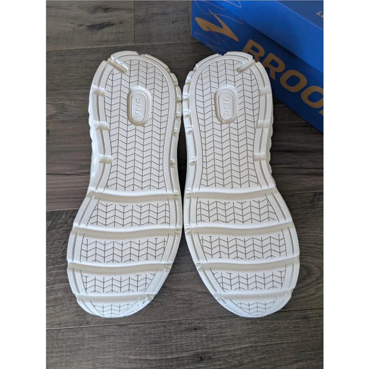Brooks shoes - Brooks Addiction - Addiction - 120307 2A 142 - White 3