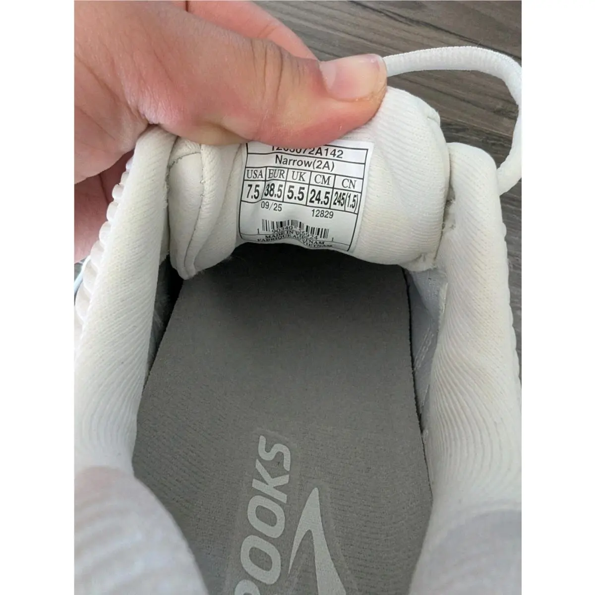 Brooks shoes - Brooks Addiction - Addiction - 120307 2A 142 - White 4