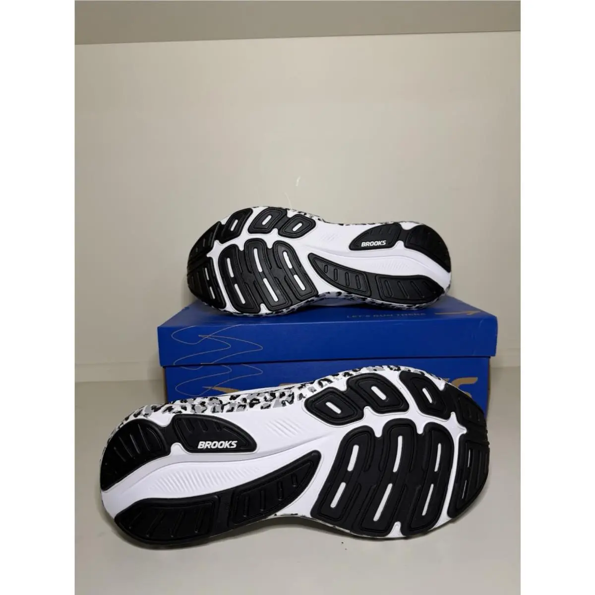 Brooks shoes - Brooks Revel 9 - Revel - White 6