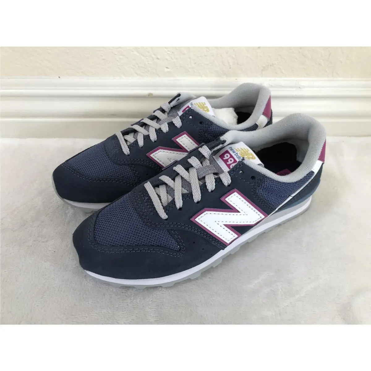 New Balance Women`s 996 V2 Sneaker Lace up Athletic Shoes US Size 5.5 Run Small
