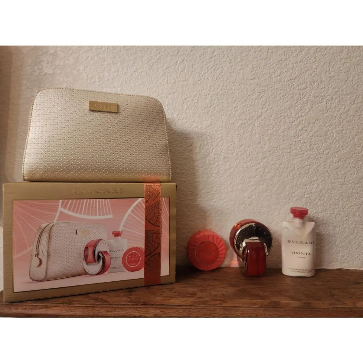 Bvlgari Omnia Coral Travel Pouch Gift Set Perfume 2.2 FL Lotion 2.5 FL Scented Soap