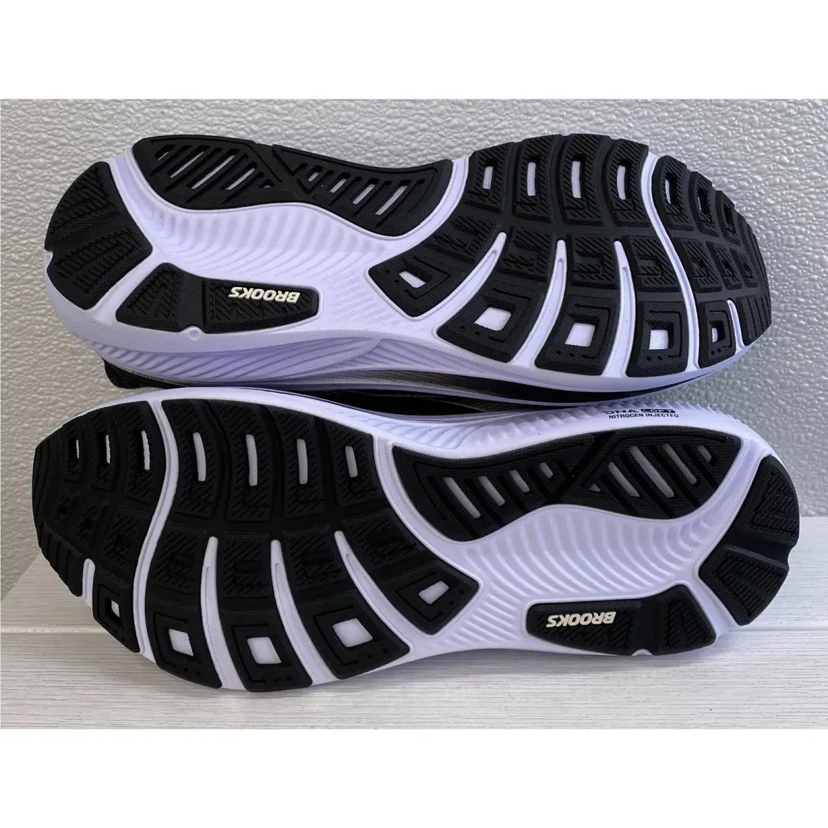 Brooks shoes - Black/ehite 8