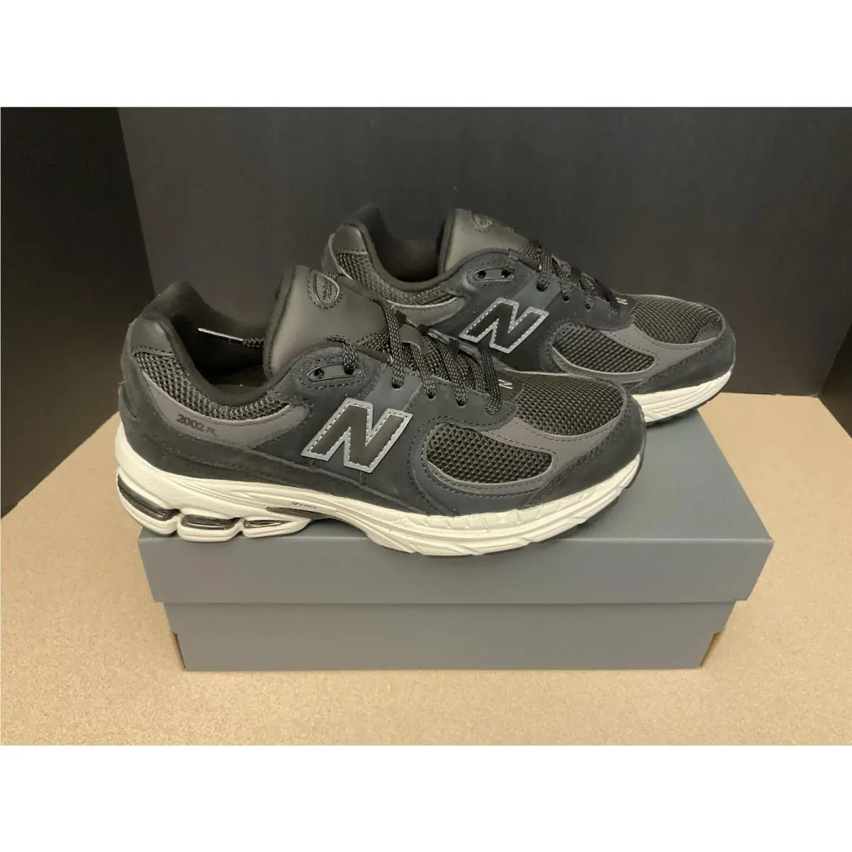 Balance 2002R Black/black Athletic Shoes. Youth’s 5.5Y. Women’s 7. Nice