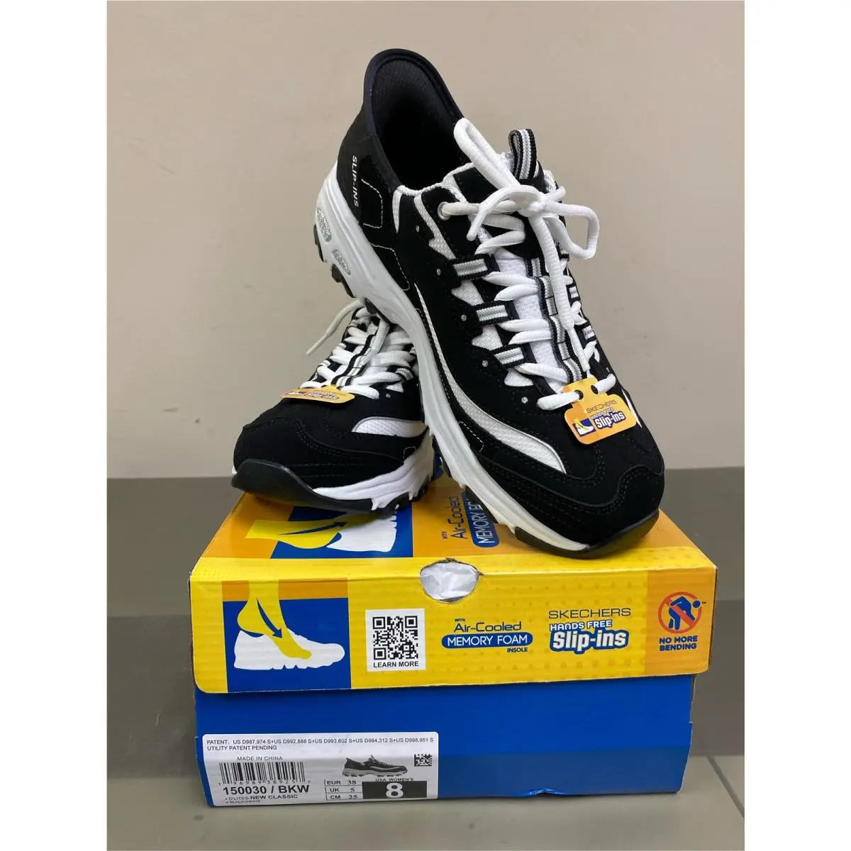 Skechers Women`s Slip-ins- D`lites - Classic Casual Sneakers Size 8