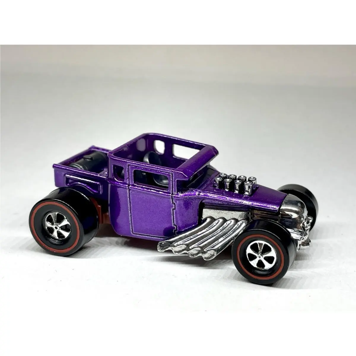 Hot Wheels Custom Made Redline Purple Metallic Bone Shaker 1:64