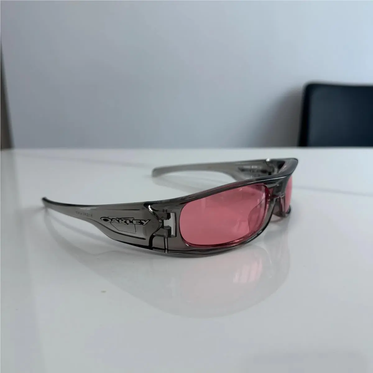 Vintage Oakley Highland Polarized Sunglasses OO9522 Crystal Gray Frame Pink Lens