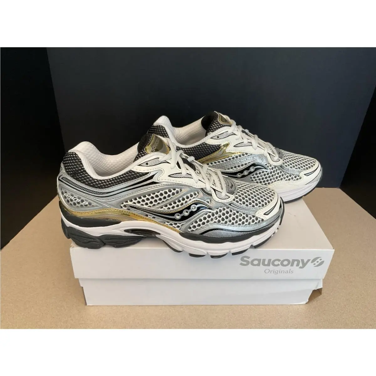 Womens Saucony Progrid Omni 9 Silver/gold Athletic Shoes. Size 8.5. Awesome