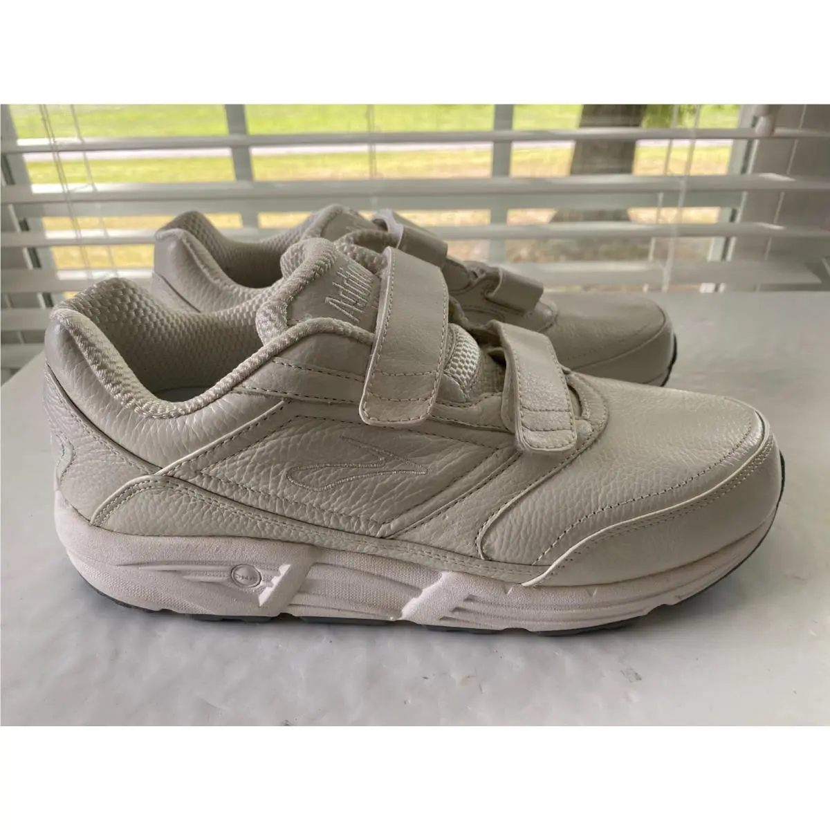 Women`s 12 Brooks Addiction Walker V-strap D Wide White 120033 1D 111