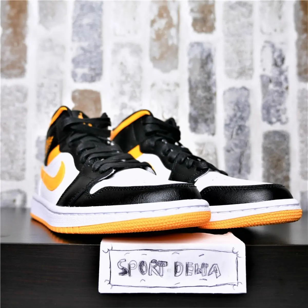 Nike Air Jordan 1 Mid Laser Orange Black Women`s sz 11.5 CV5276-107