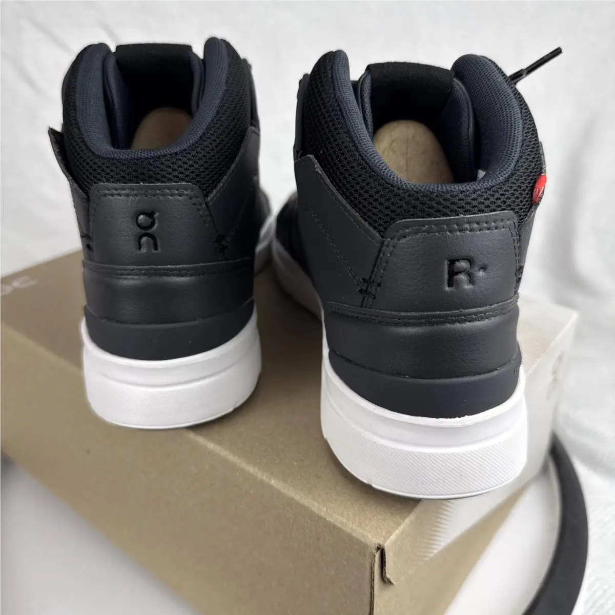 On-Running shoes - On THE ROGER - THE ROGER - 98-98501 - Black 2