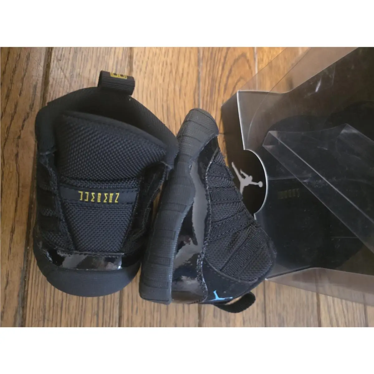Nike shoes - Air Jordan 11 - Air - Black 2