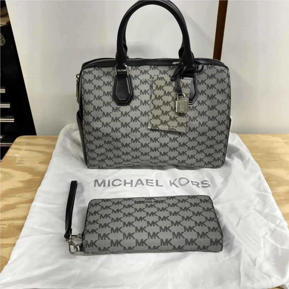 Michael Kors Mercer Signature Medium Duffle Bag/purse W Wallet in Black/grey