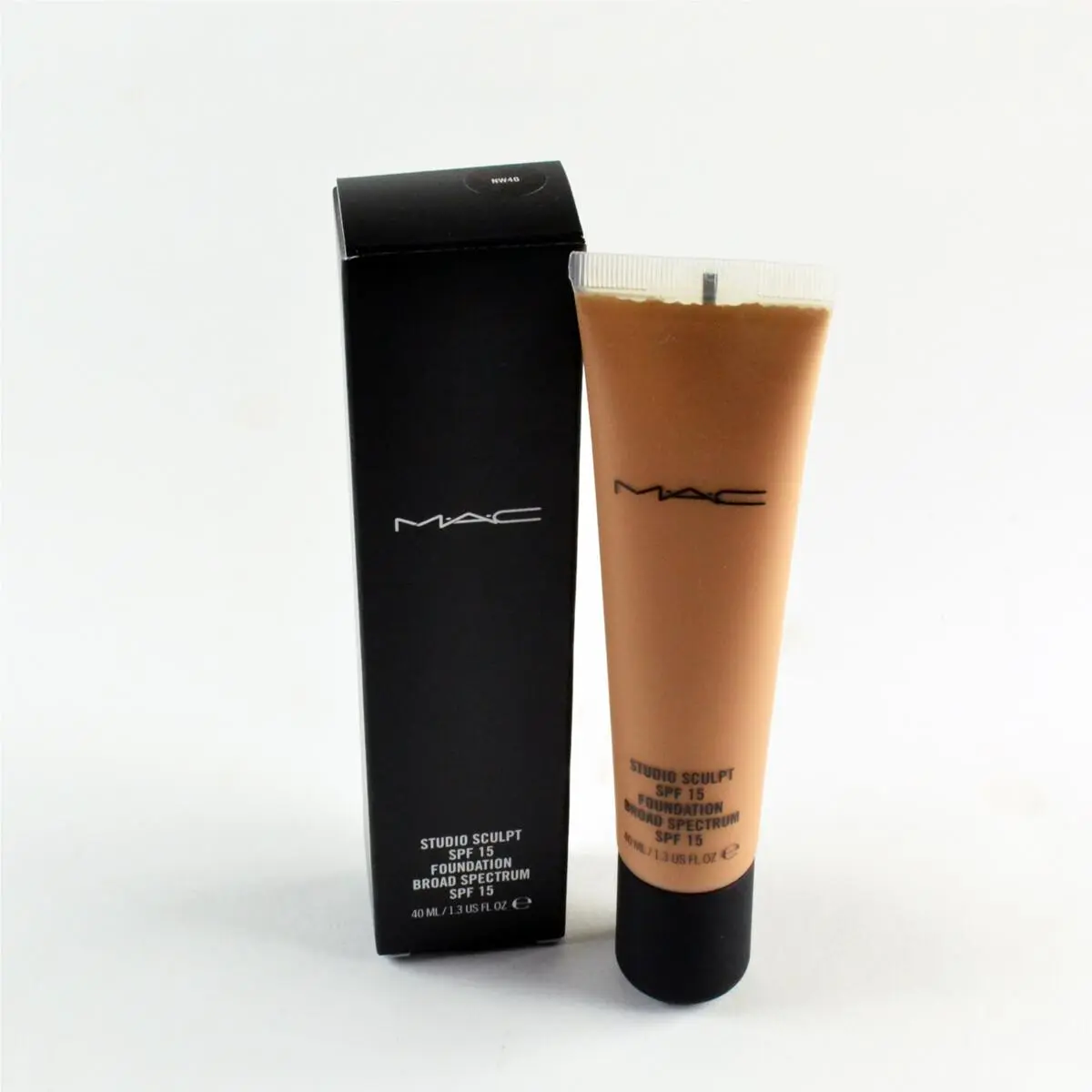 Mac Studio Sculpt Foundation SPF15 NW40 - Full Size 40mL / 1.3 Oz