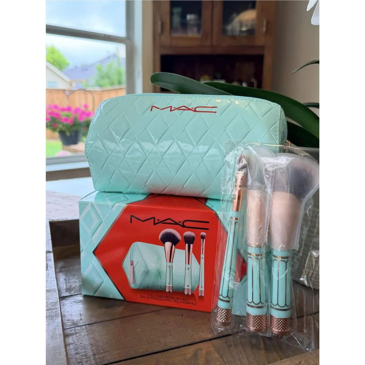 4-PC Mac All Trades Brush Kit with Mint Quilted Cosmetic Bag Exclusive