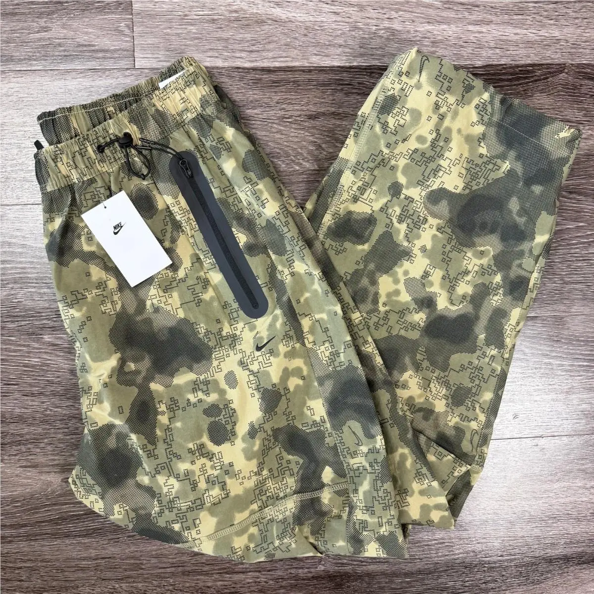 Nike Tech Men`s Dri-fit Woven Camo Loose-fit Pants HV0972-210 Size Large
