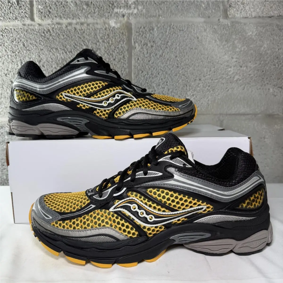 Saucony Omni 9 Color Black /yellow Men`s Size 9.5 SF0739-66