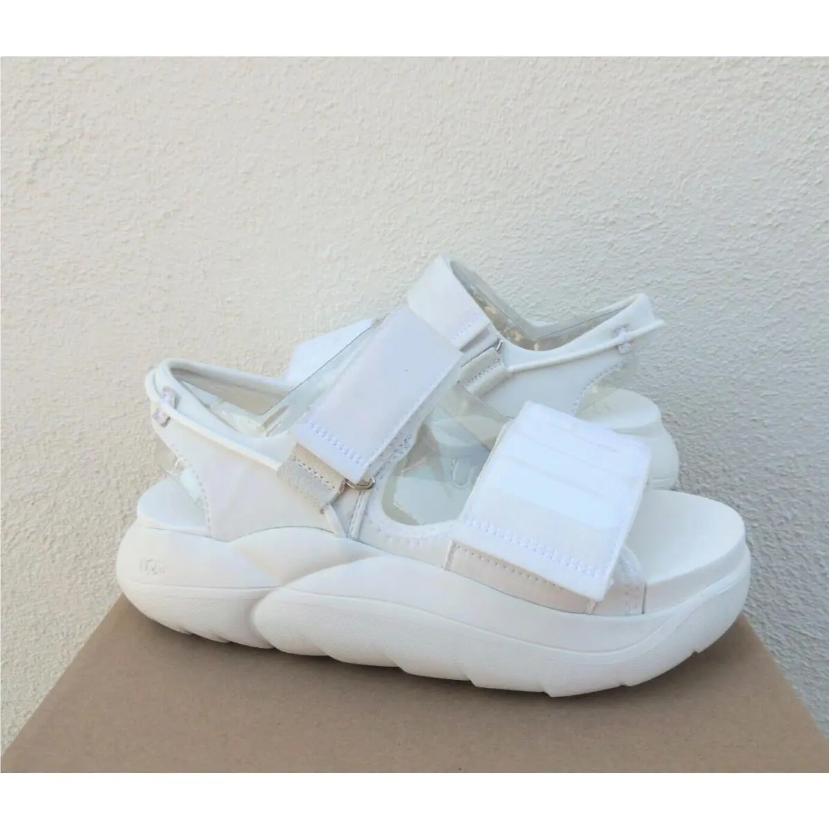 Ugg White LA Cloud Strap Platform Sneaker Sandals Women US 8.5/ Eur 39.5