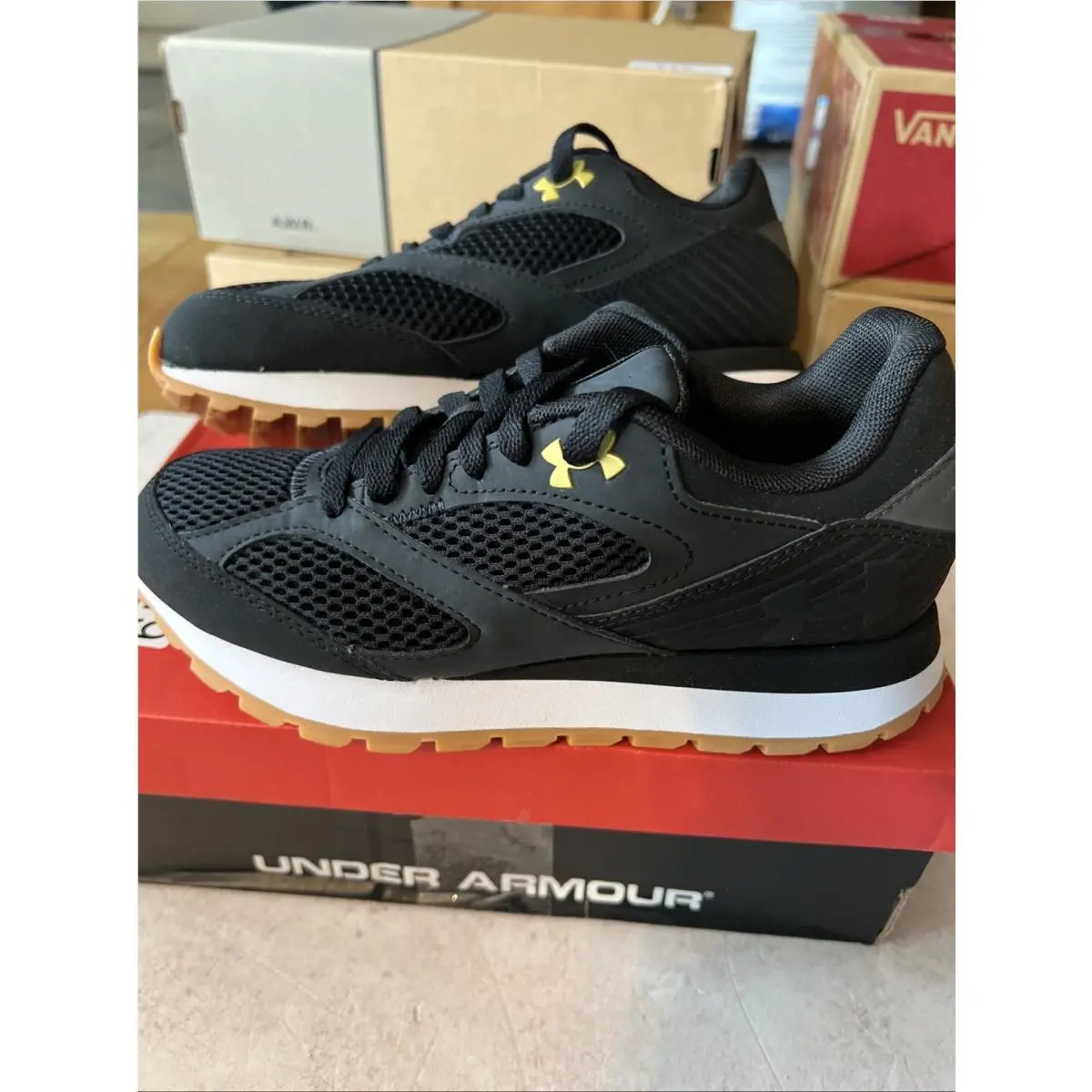 Women’s 6.5 Under Armour UA Jogger Shoes Black/gold