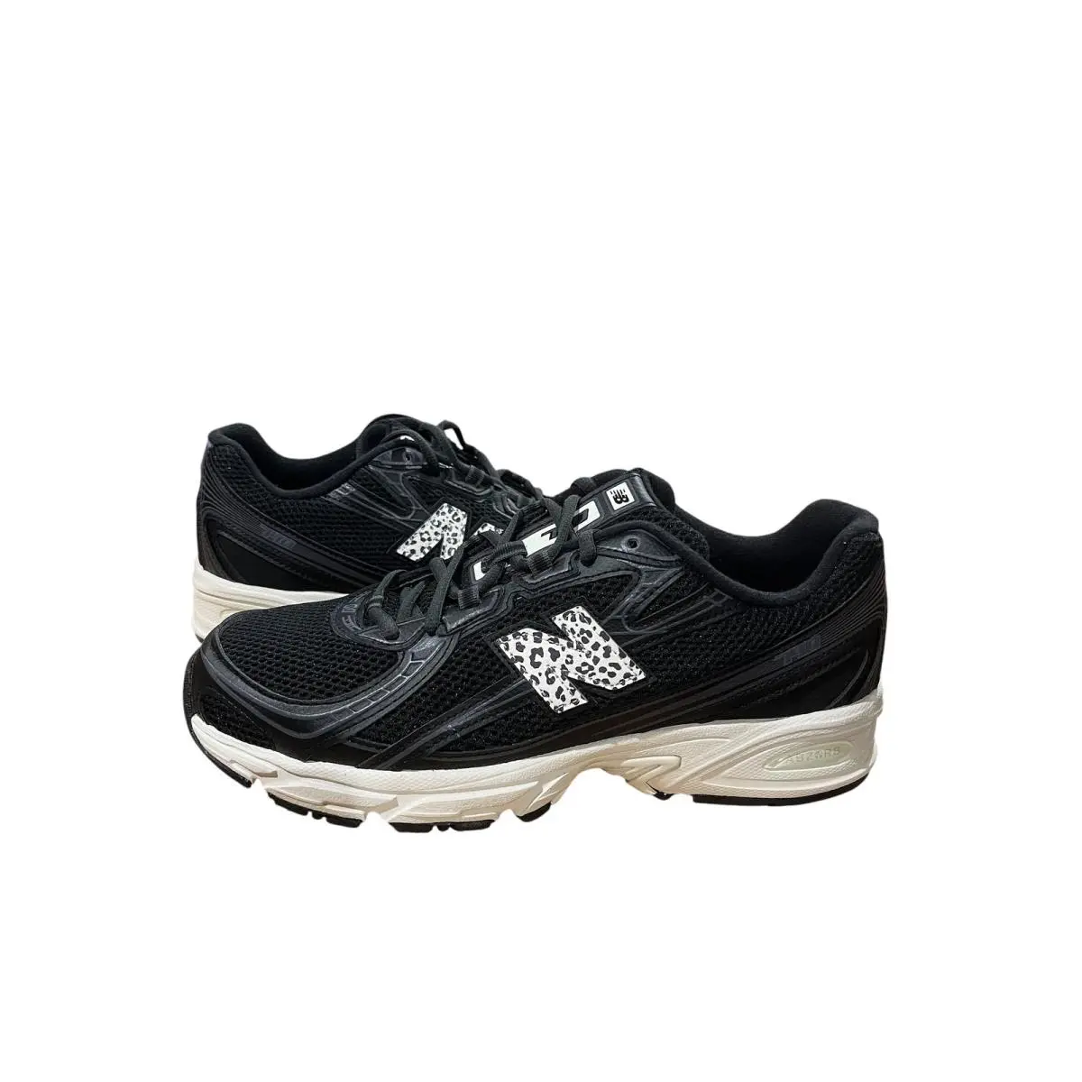 New Balance Women’s 740 Black/white Size 10.5