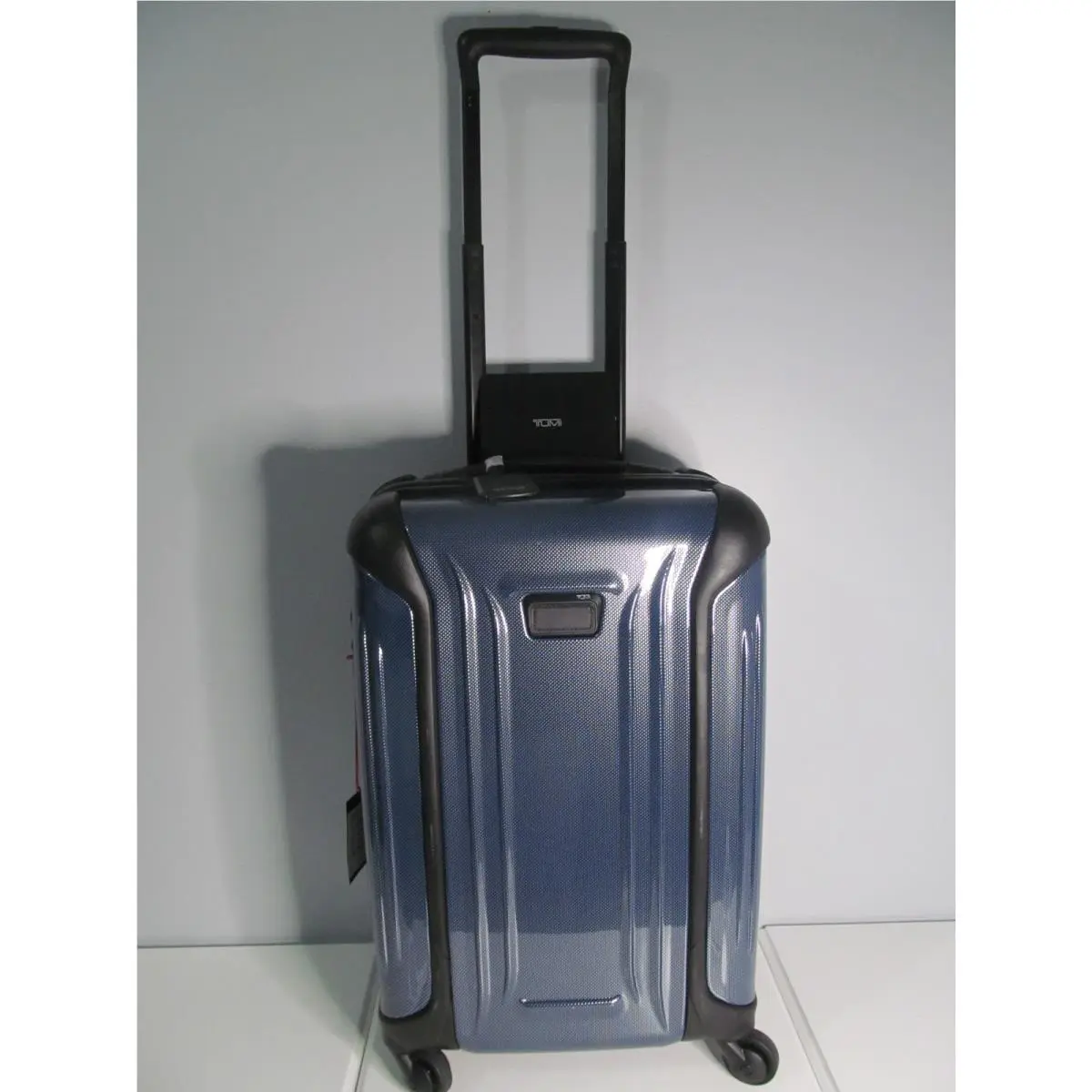 Tumi Vapor International Carry On Spinner 22” Navy Hard Shell Luggage