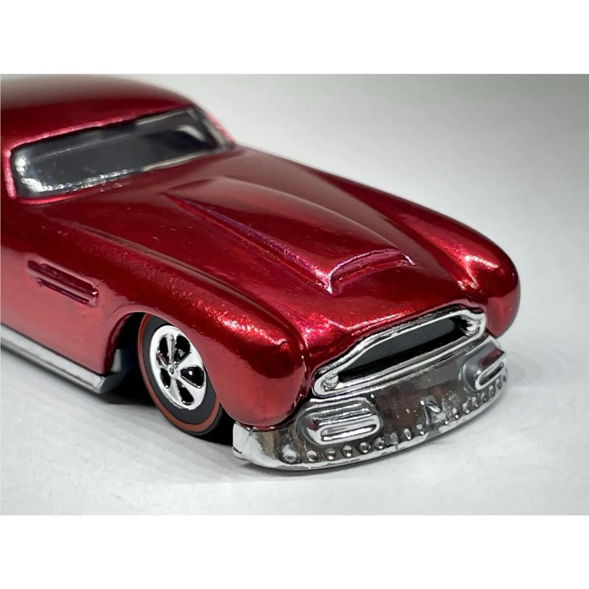 Hot Wheels Custom Made Redline In Spectraflame Red Aston Martin DB4GT 1:64