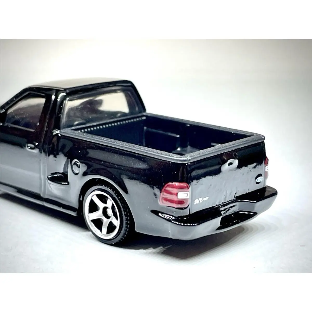 Hot Wheels Custom Made Die-cast Metal - `99 Ford F-150 Svt Lightning