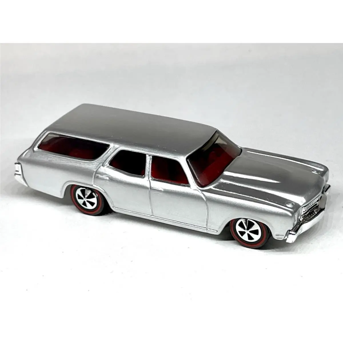 Hot Wheels Custom Made Silver Shine Redline `70 Chevelle SS Wagon