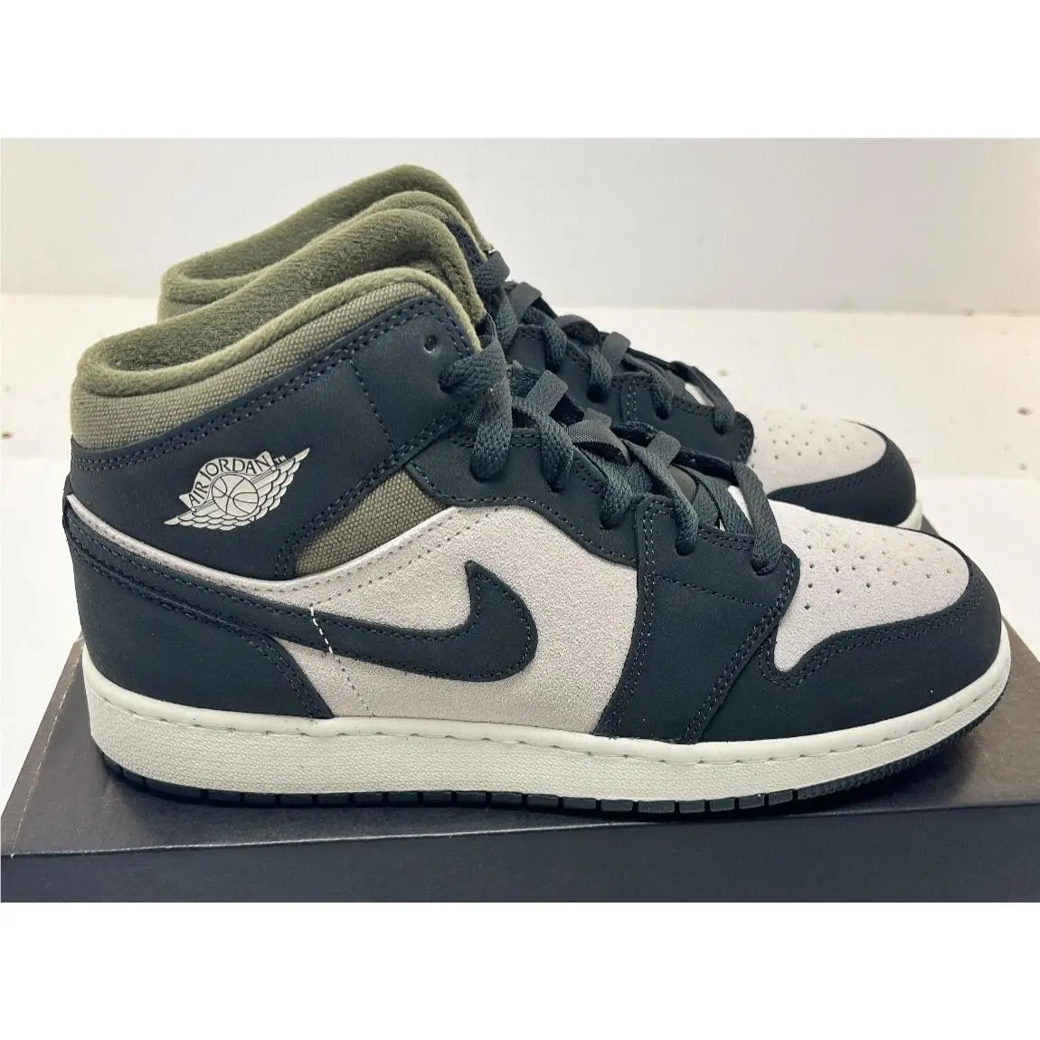 Nike Air Jordan 1 Mid SE GS Youth Basketball Shoe Hv4399 102