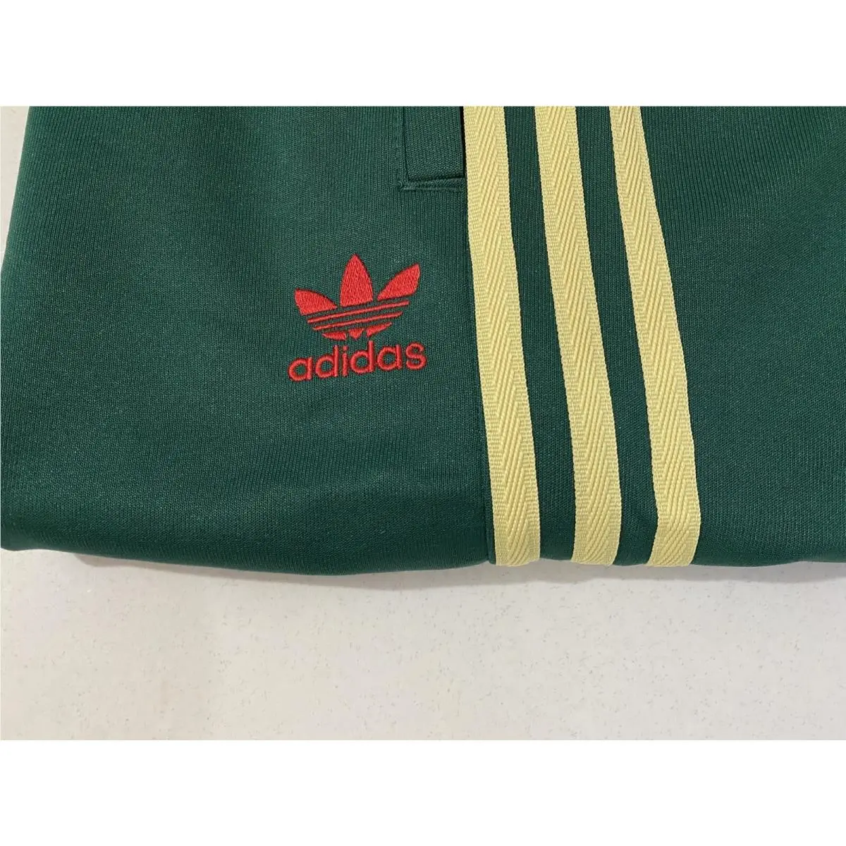 Adidas clothing - Collegiate Green Powder Yellow 5