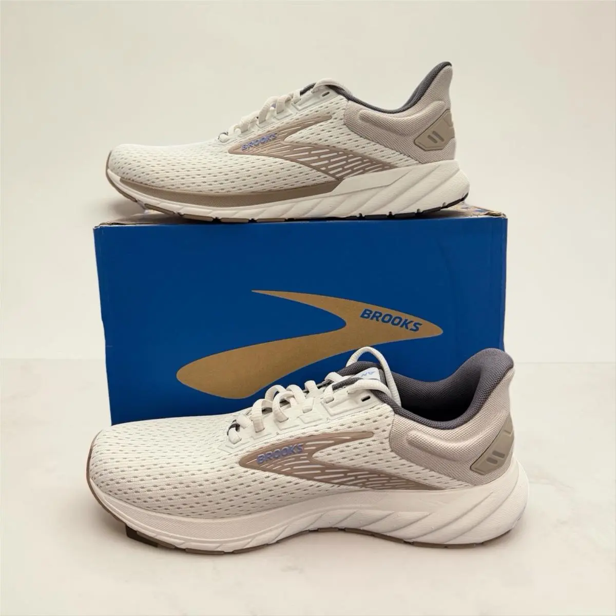 Brooks sz 9.5 Women Anthem 6 Run + Walk Neutral Beige Coconut Sneakers