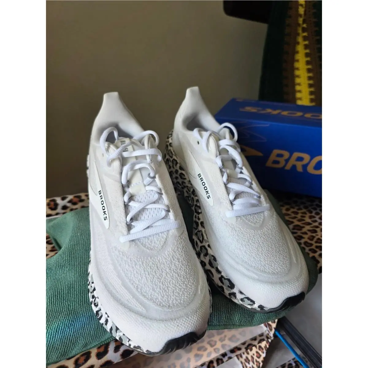 Brooks shoes - Brooks Revel - Revel - White 2