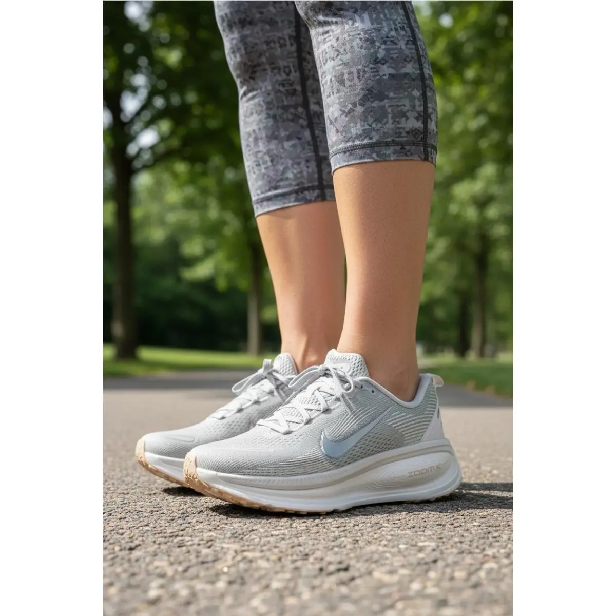 Nike Vomero 18 Light Bone Metallic Silver Coconut Women`s Running Shoes Size 7
