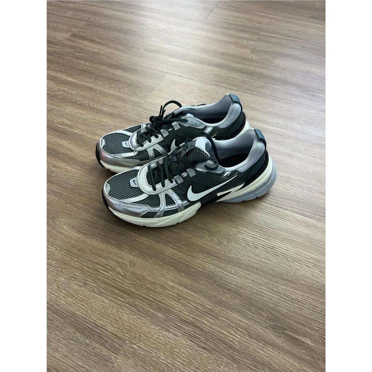 Nike Mensforest Green and Metallic Silver V2K Running Shoes Size 11