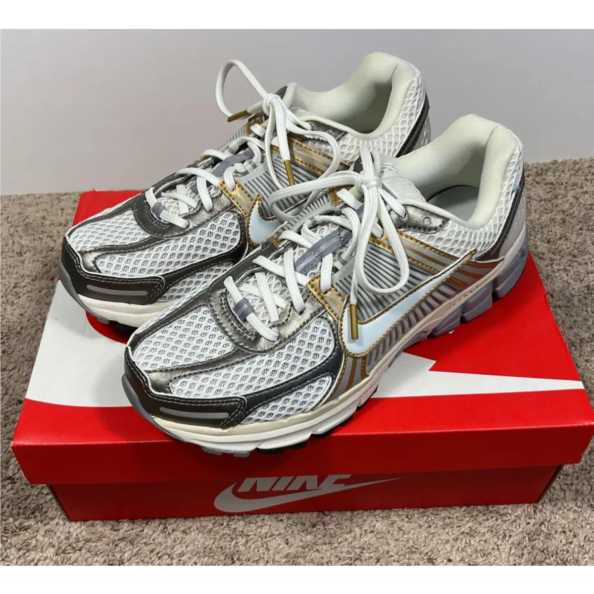 Nike Zoom Vomero 5 Sneaker Mens 9 Womens 10.5 White/gray/gold HJ7247 099