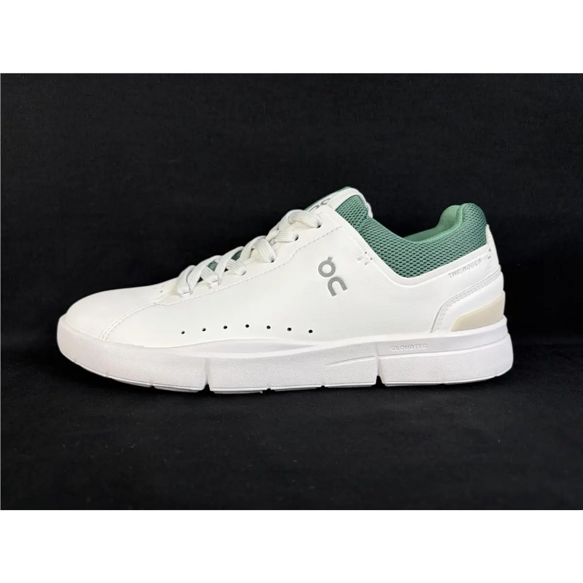 Womens On Running The Roger Advantage White/green Athletic Sneakers Size 9.5