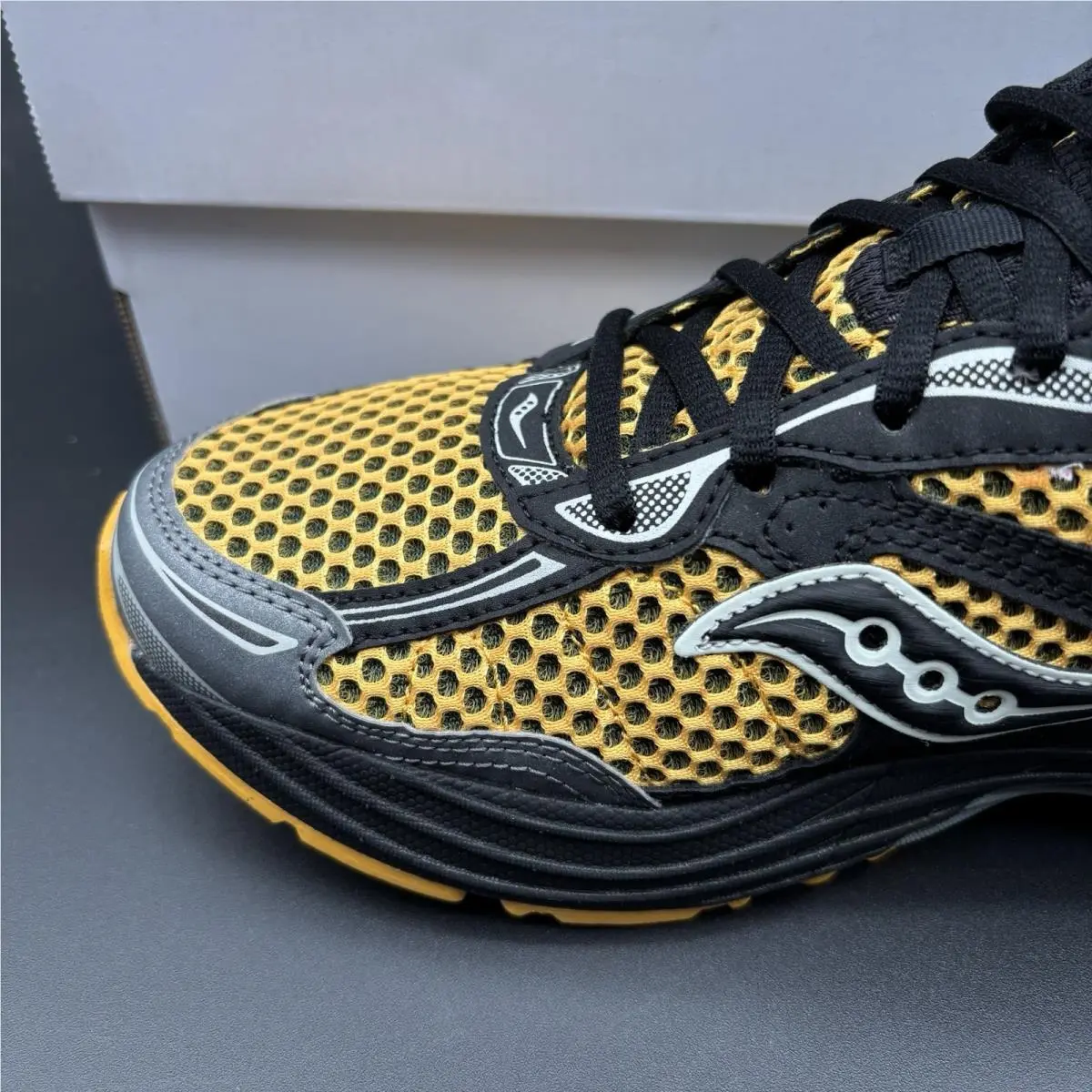 Saucony shoes - Saucony Progrid Omni 9 - Progrid Omni - Gold 1